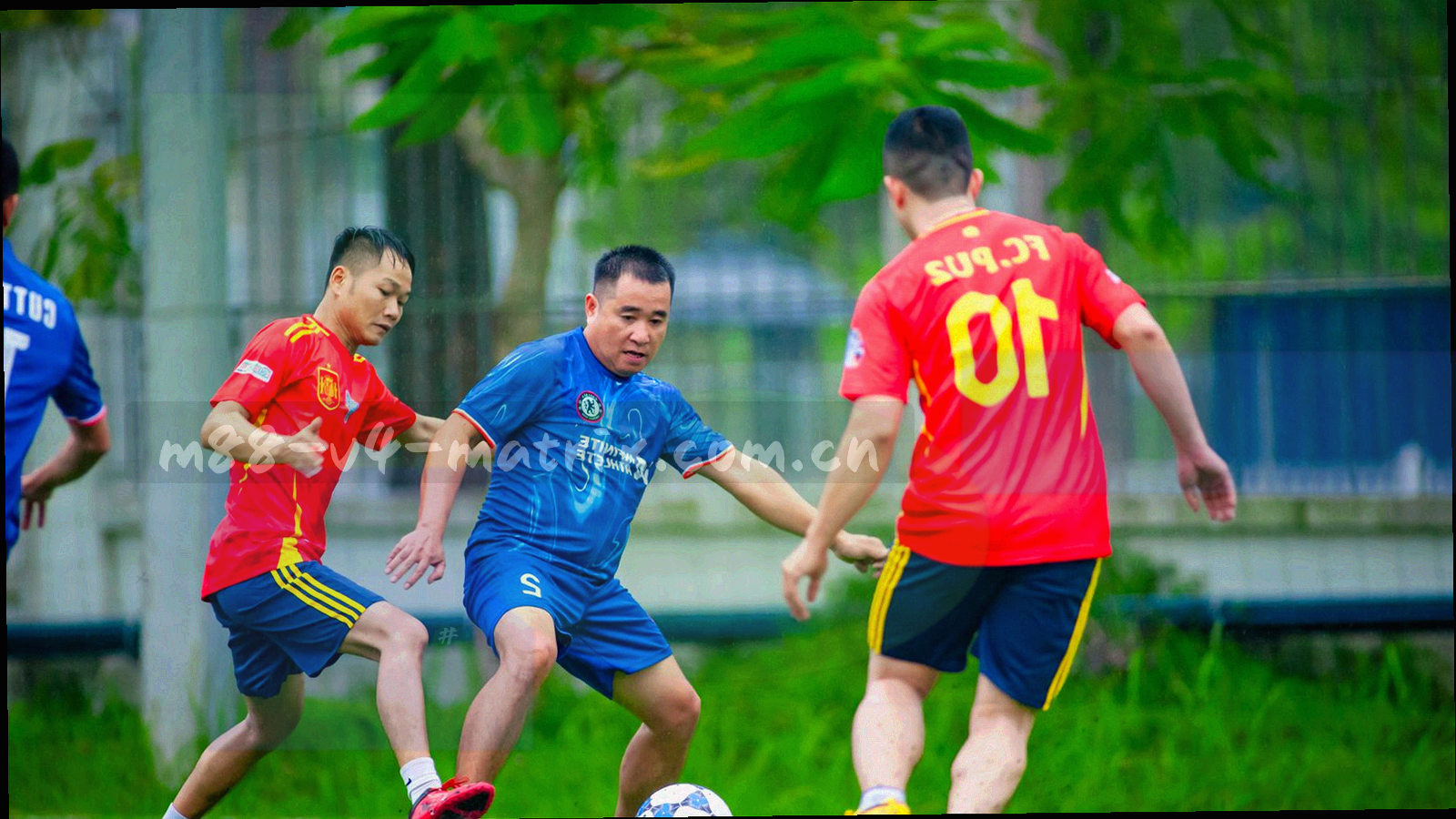 暗色数据屏幕与网格光影，表现内容运营与数据同步的工作场景，画面中没有人物
